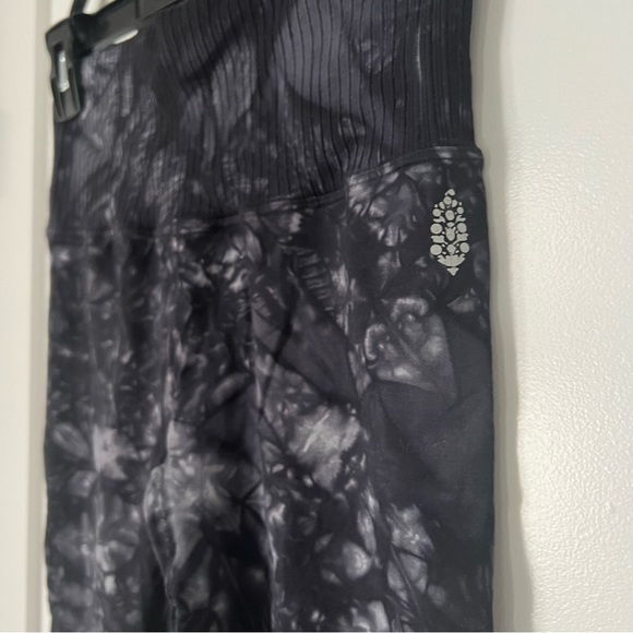Free People FP Movement Good Karma Tie-Dye Leggings Black + White M/L - Picture 9 of 10